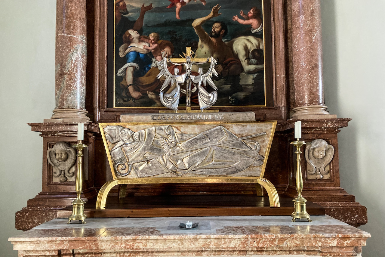 Seitenaltar mit den Gebeinen des hl. Pirmin