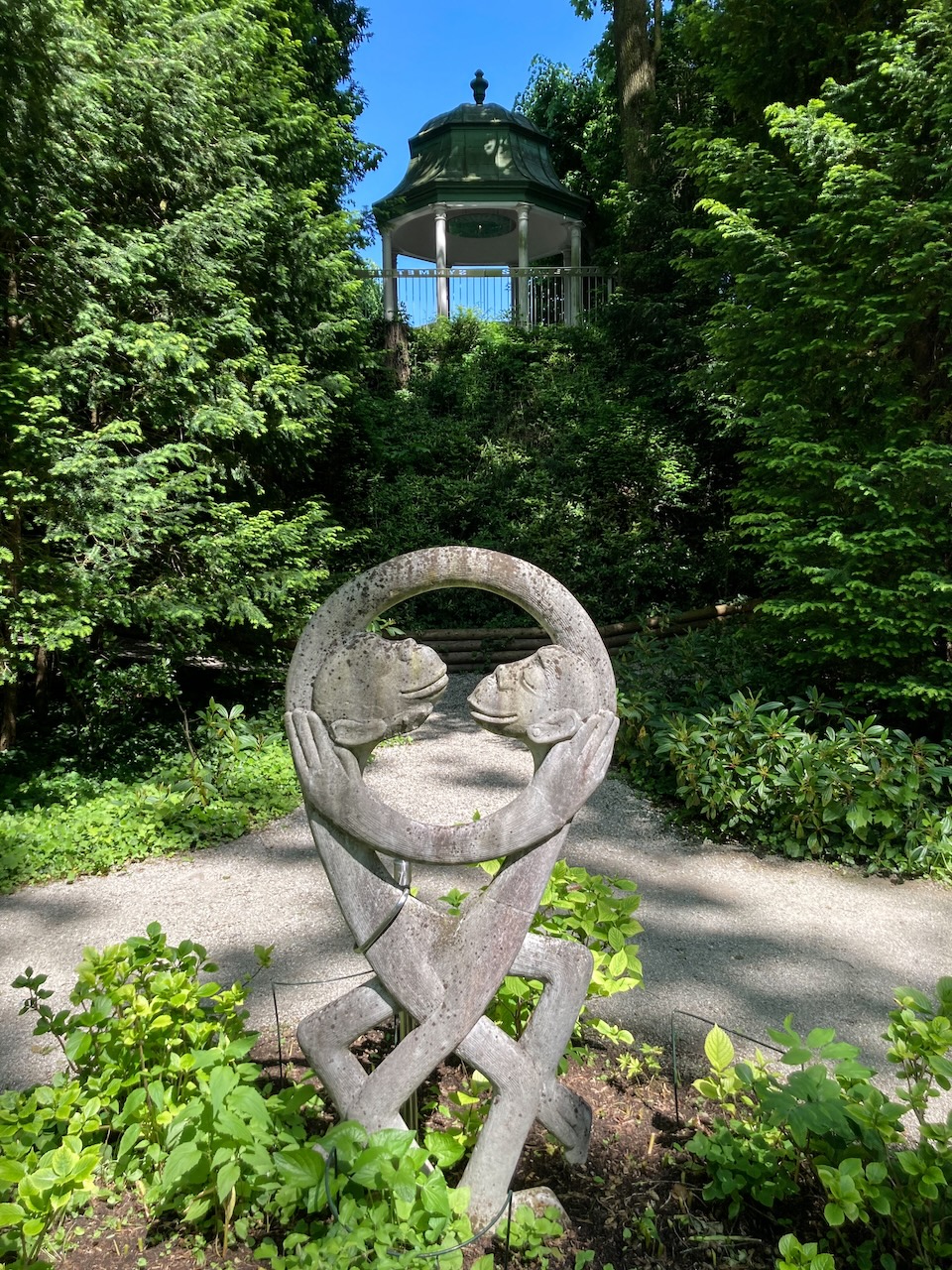 Skulptur „Affenliebe“ im Park von Stift Melk