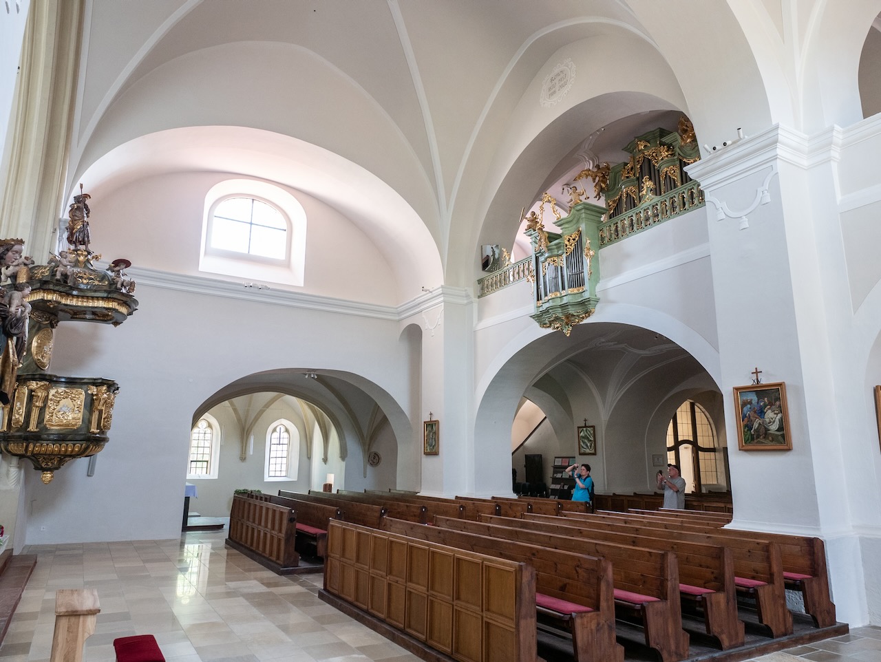 Innenansicht zur Rückseite aus dem nördlichen Seitenschiff mit Gatto-Orgel aus dem 18. Jh.