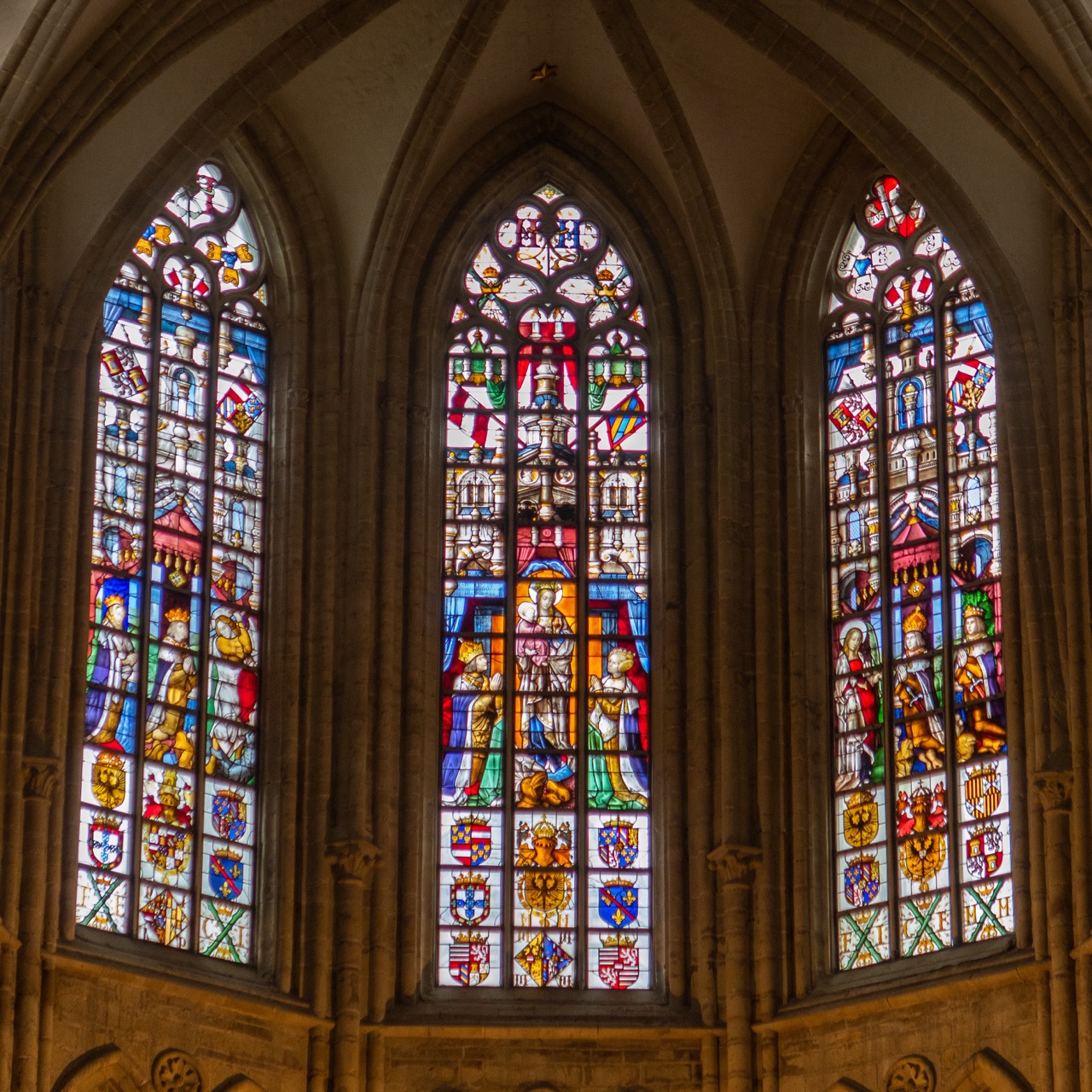 Fenster im Hochchor: Maria mit Kind, St. Michael (links), St. Gudula (rechts), vermutlich Werkstatt des Nicolas Rombouts (1520–30)