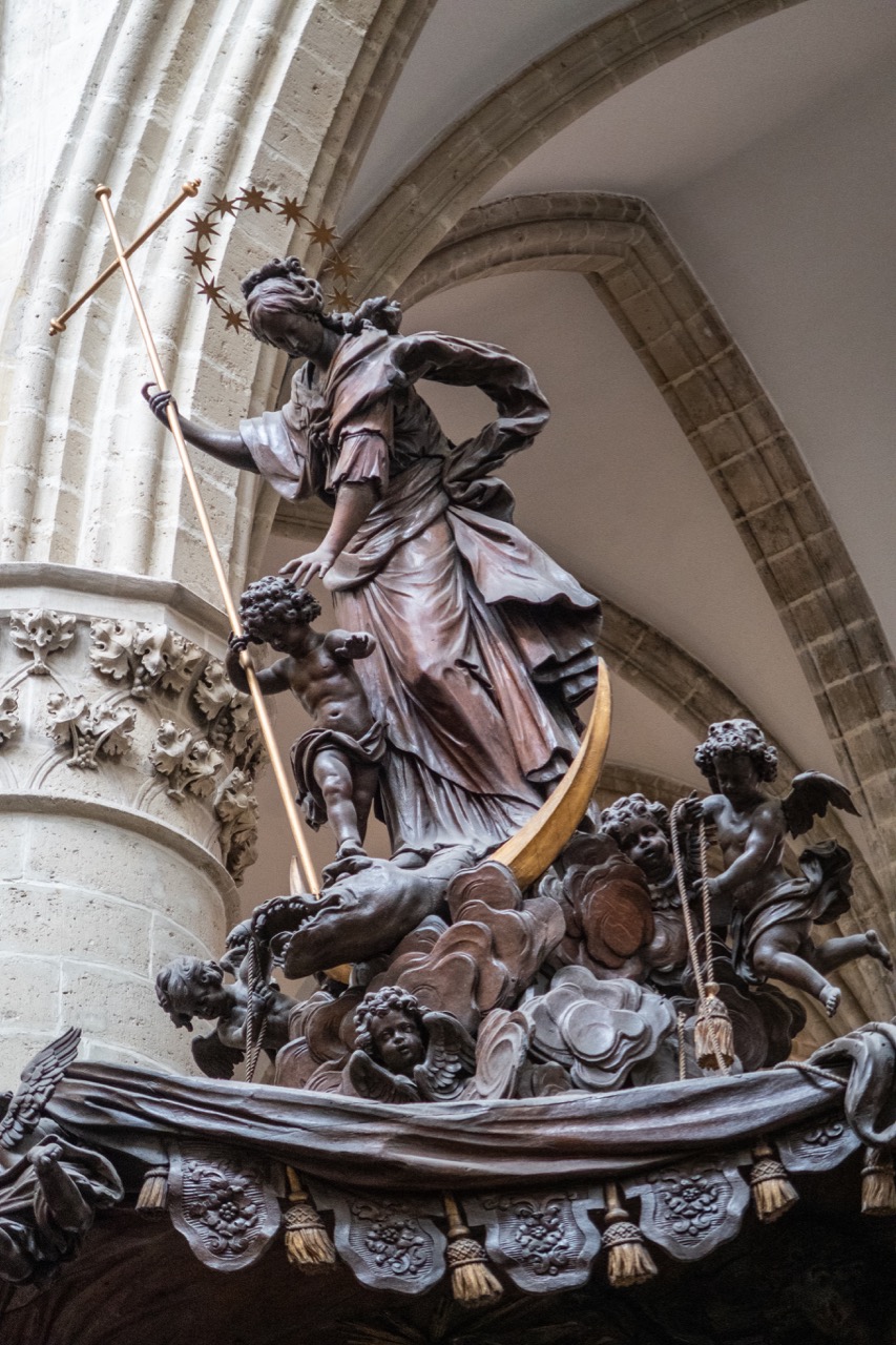Kanzel aus Eiche (Hendrik Frans Verbrugghen, 1695–99), Detail „Mondsichelmadonna“