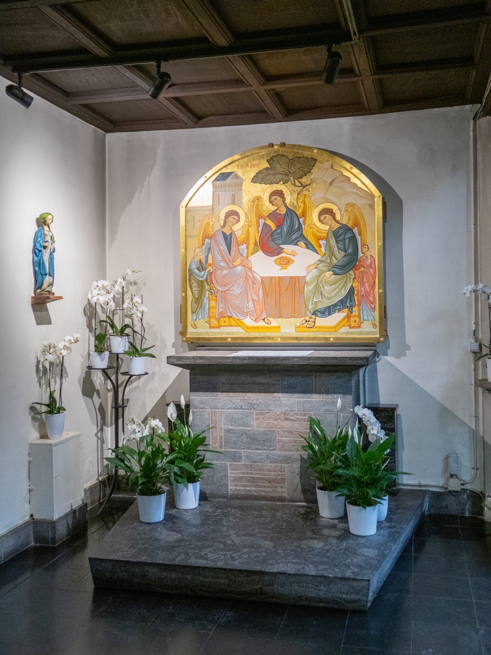 Seitenaltar mit Dreifaltigkeitsikone (nach einem russischem Vorbild von Andrei Rubljow aus dem 15. Jh.)