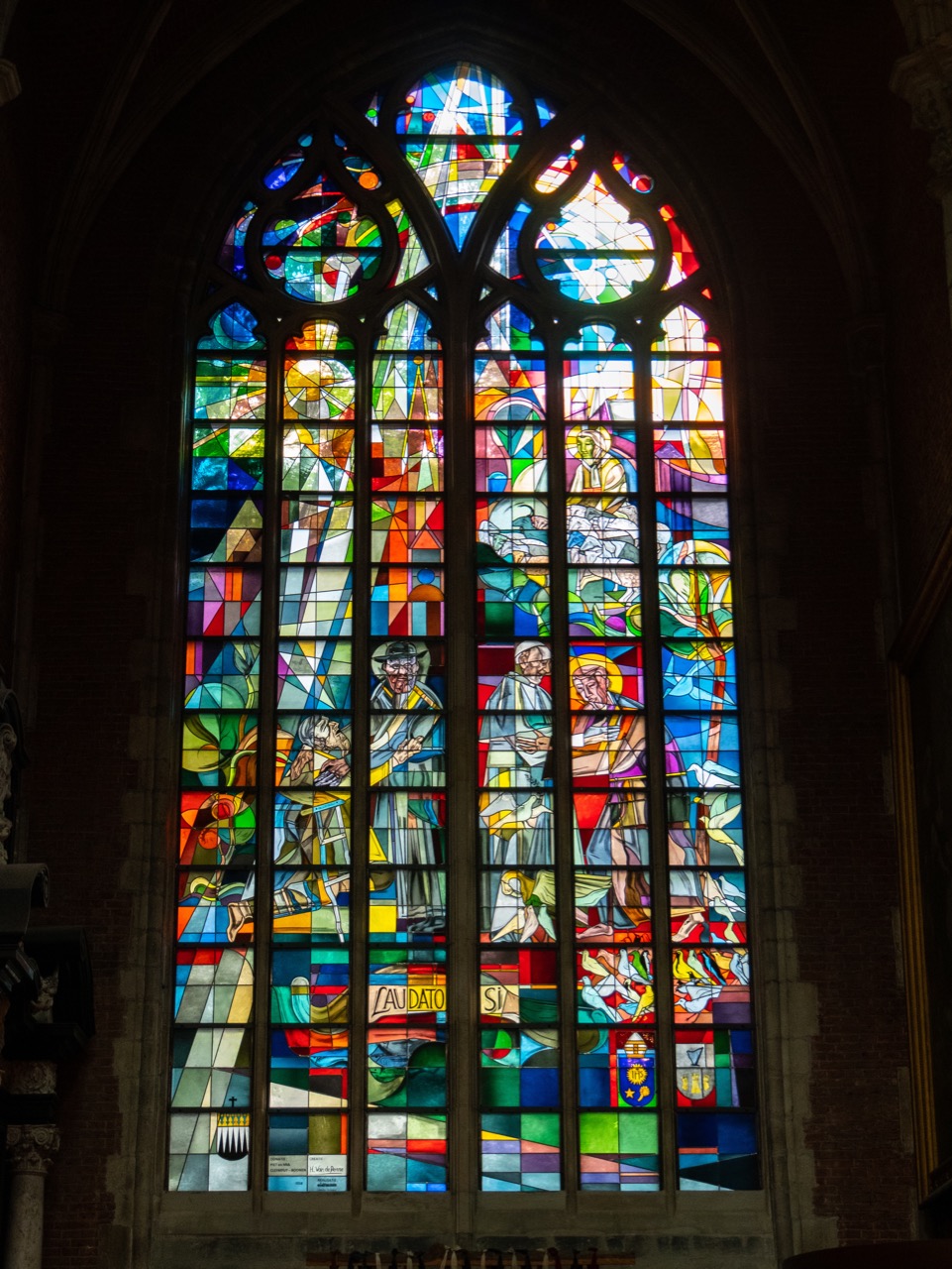 Fenster zur Erinnerung an die Enzyklika „Laudato Si“ von Papst Franziskus (Harold van de Perre, 2018)