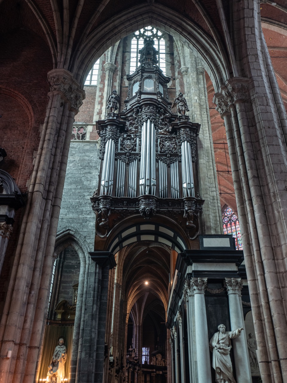 Orgel (Orgelprospekt von B. Van Dickele, 18. Jh.)