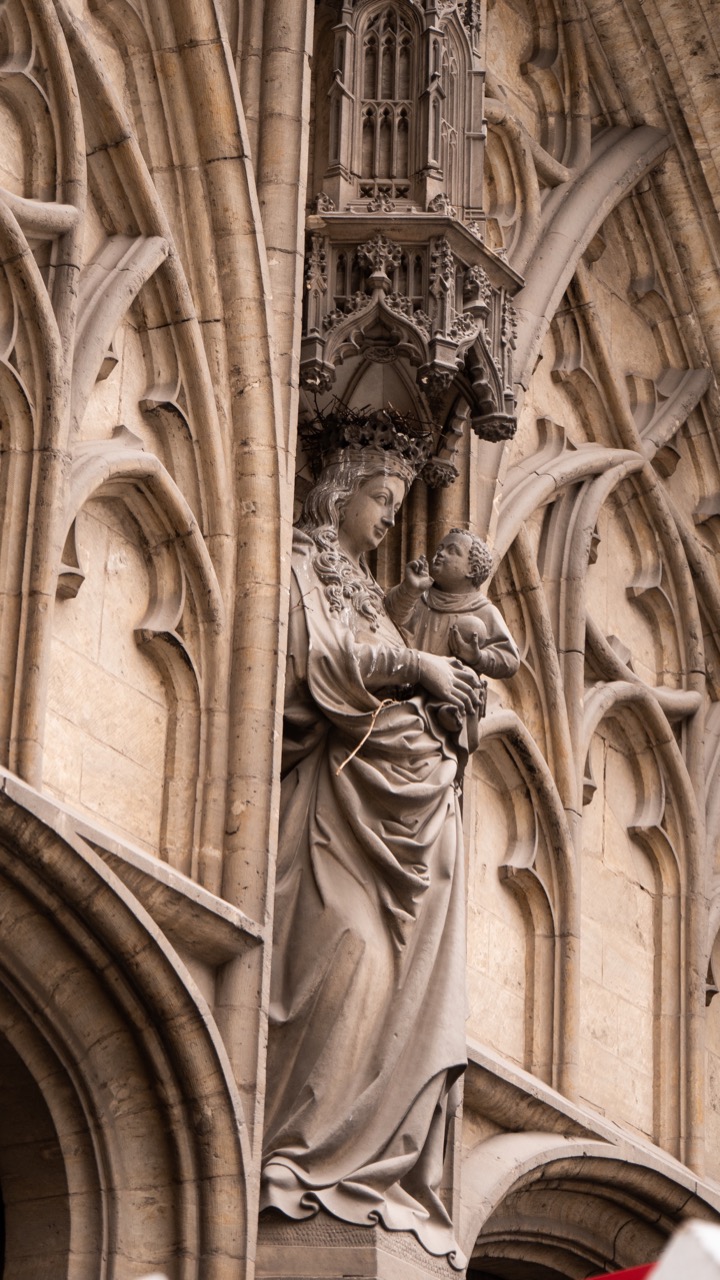 Marienskulptur an der Südfassade