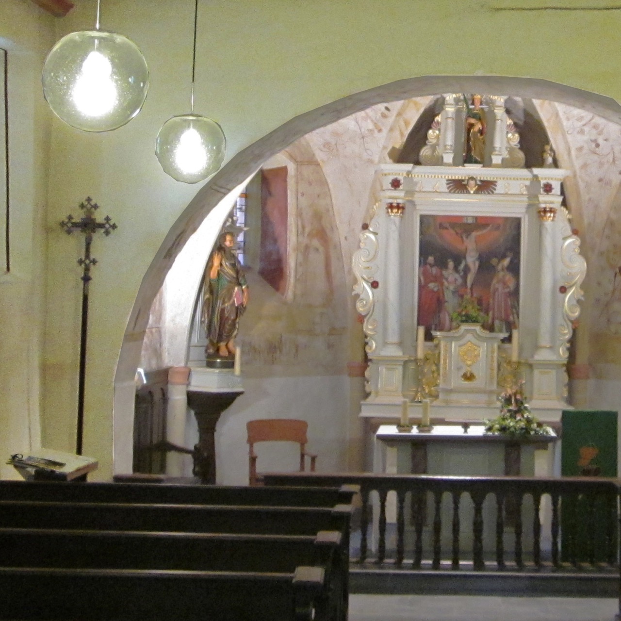 Altarraum mit Vortragekreuz