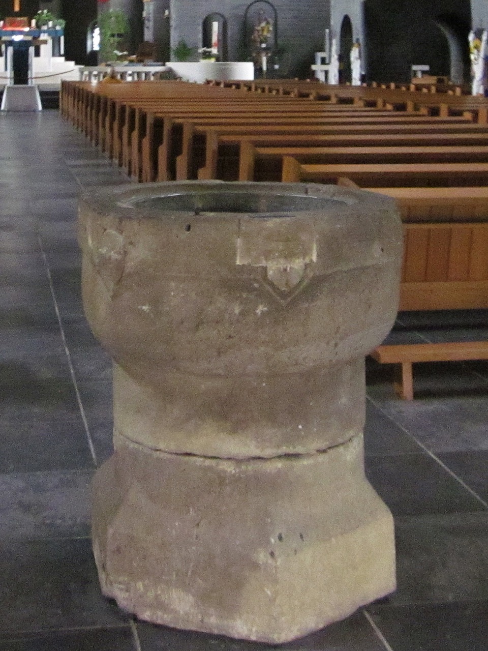 Frühgotischer Taufstein (13. Jh.)