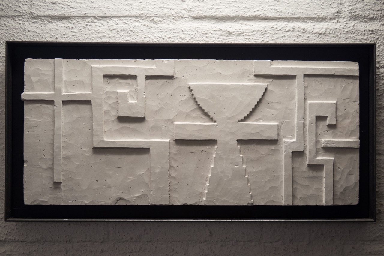 Relief „Kreuzkelch“ in der Eingangshalle