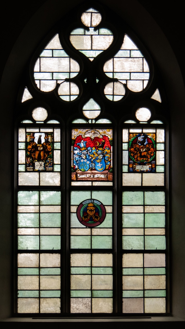 Südwandfenster mit Wappenscheiben (15.–19. Jh.)