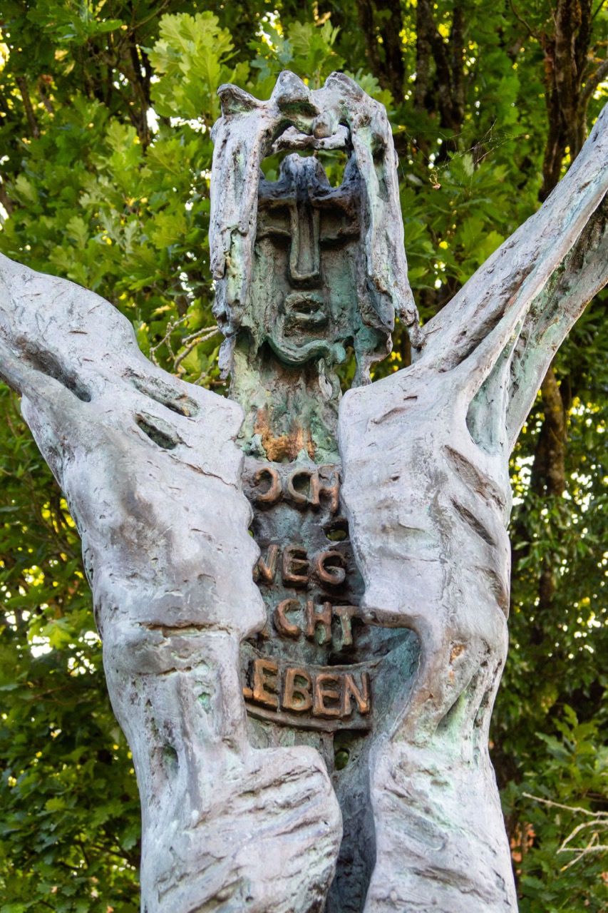 Plastik vor dem Raum der Stille, Detail