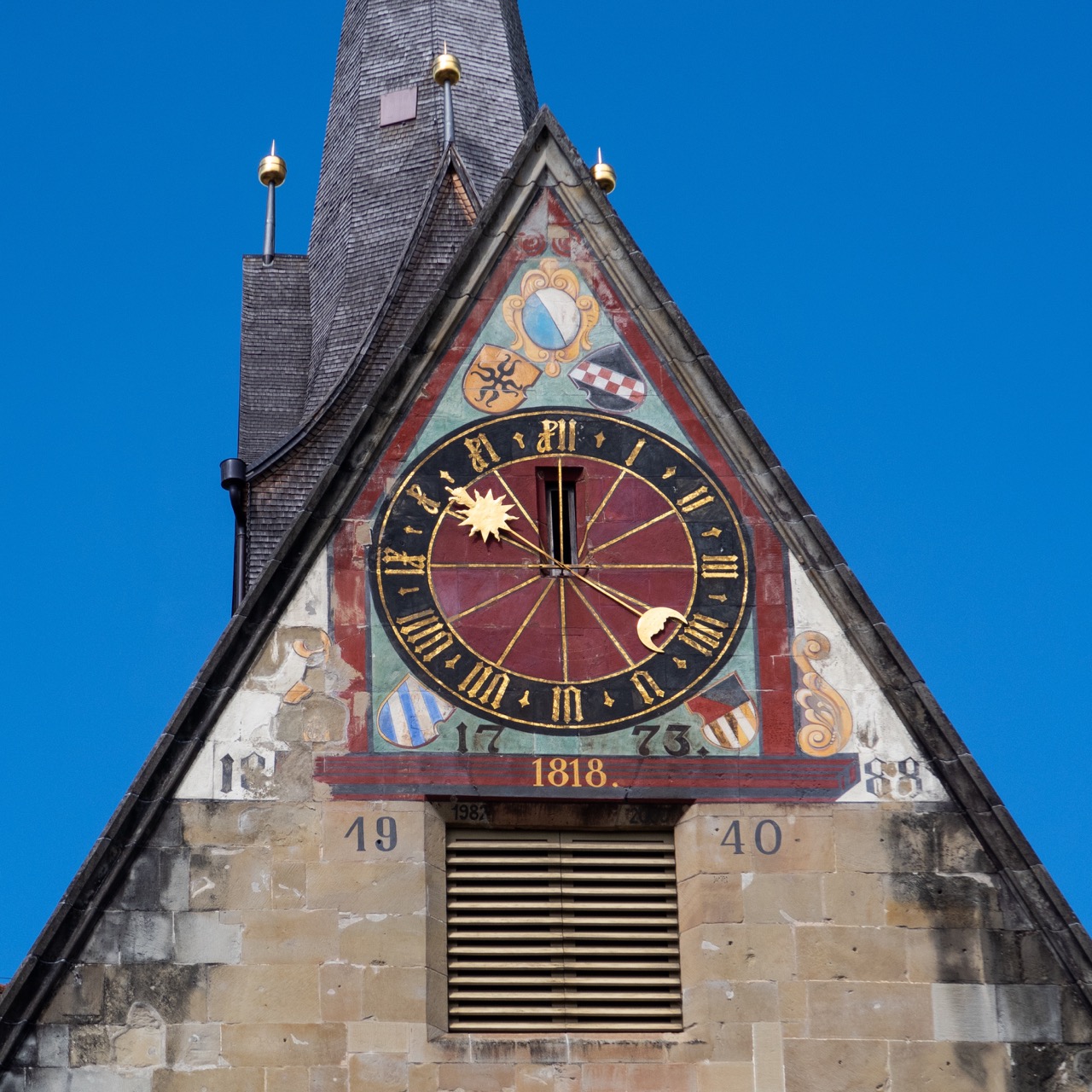 Kirchenuhr an der Ostwand