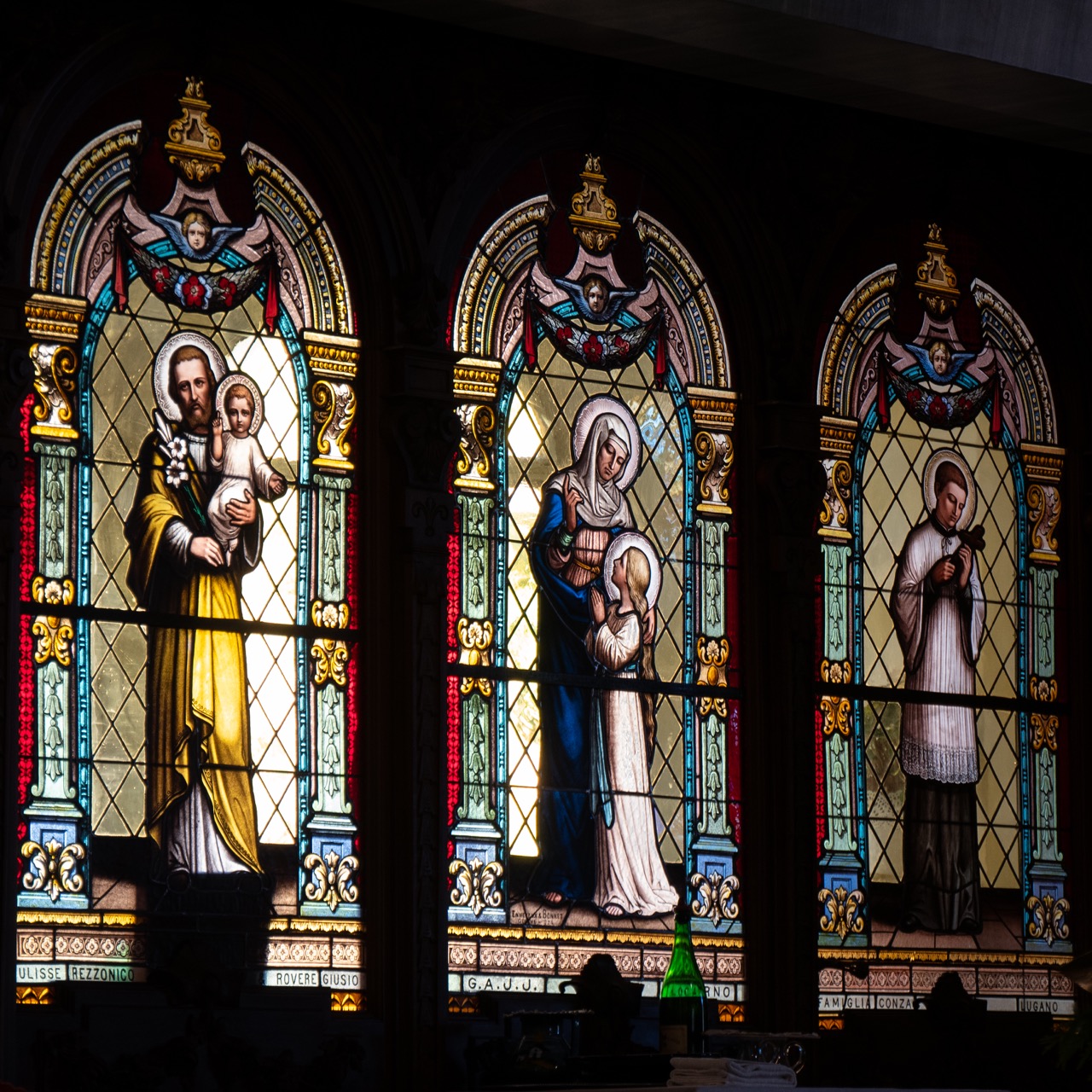 Buntglasfenster mit Heiligendarstellungen (Fa. Ennevet & Bonnet)