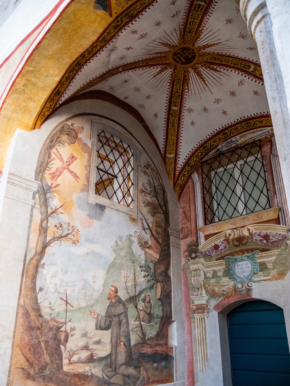 Ausgemalte Eingangshalle im Innenhof (17. und 18. Jh.) mit Wandgemälde des hl. Franziskus