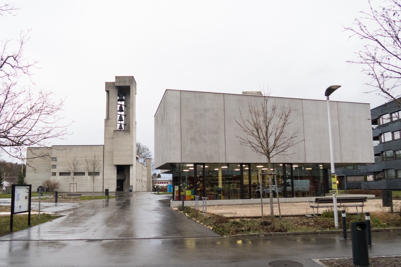 Mischelikirche, Außenansicht mit Gemeindezentrum