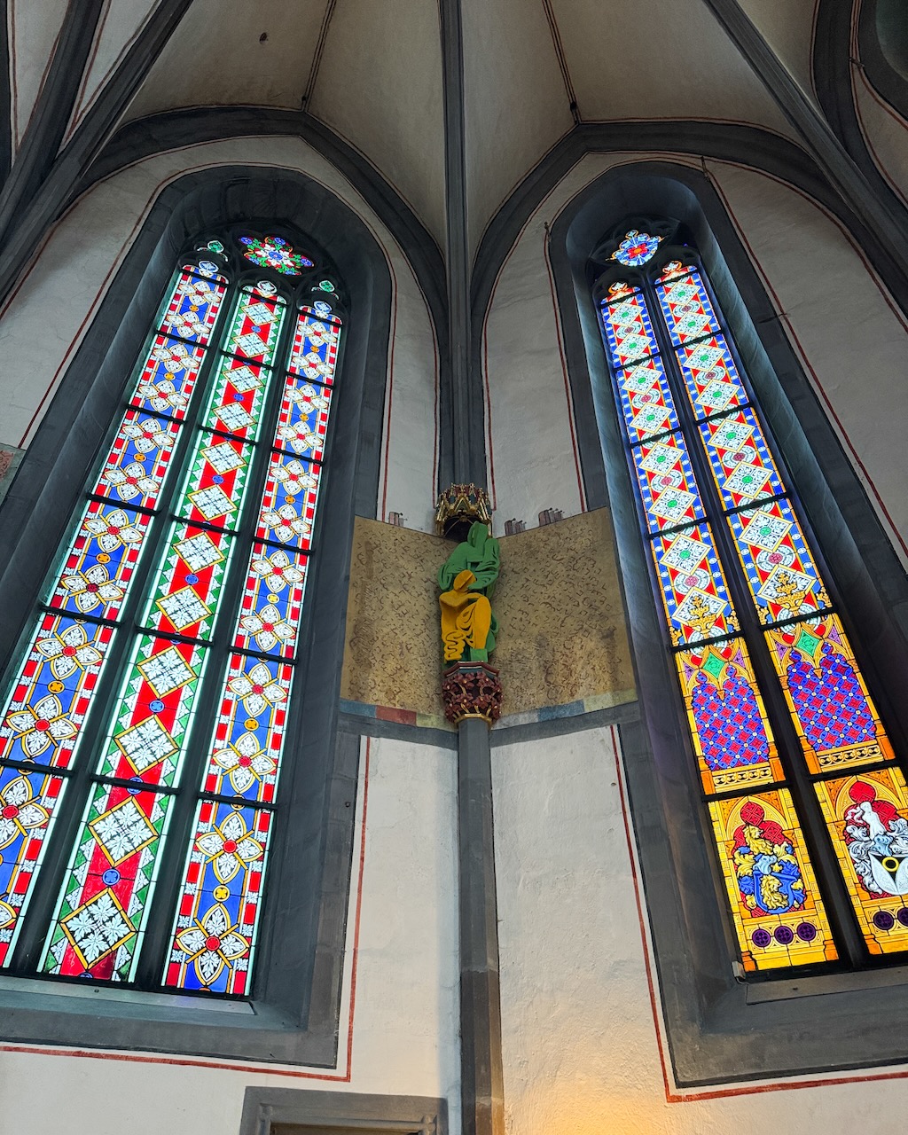 Fenster im Chor, dazwischen eine moderne Skulptur (Ludwig Stocker, 1990/2014)