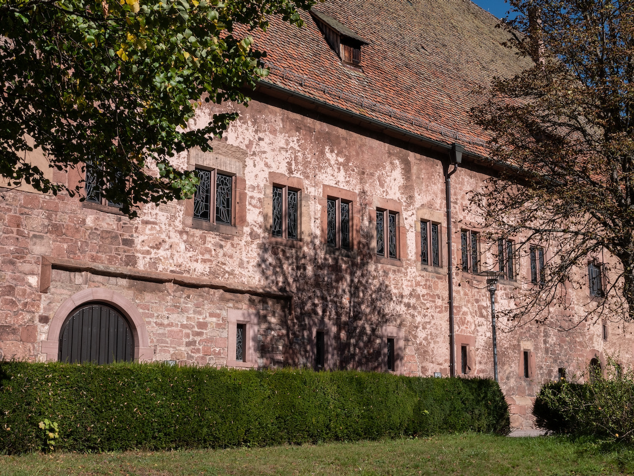 Außenansicht des Südwestflügels von Kloster Alpirsbach, in dessen ehemaligem Refektorium die Kirche untergebracht ist