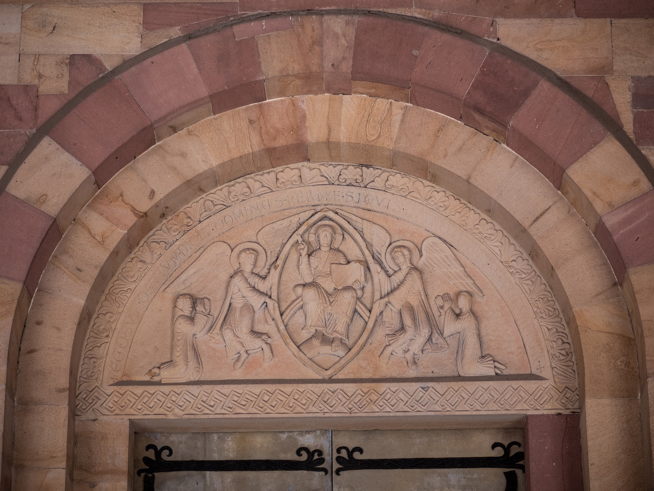 Tympanon über dem Westportal mit segnender Christusfigur und zwei Stifterfiguren (um 1130)