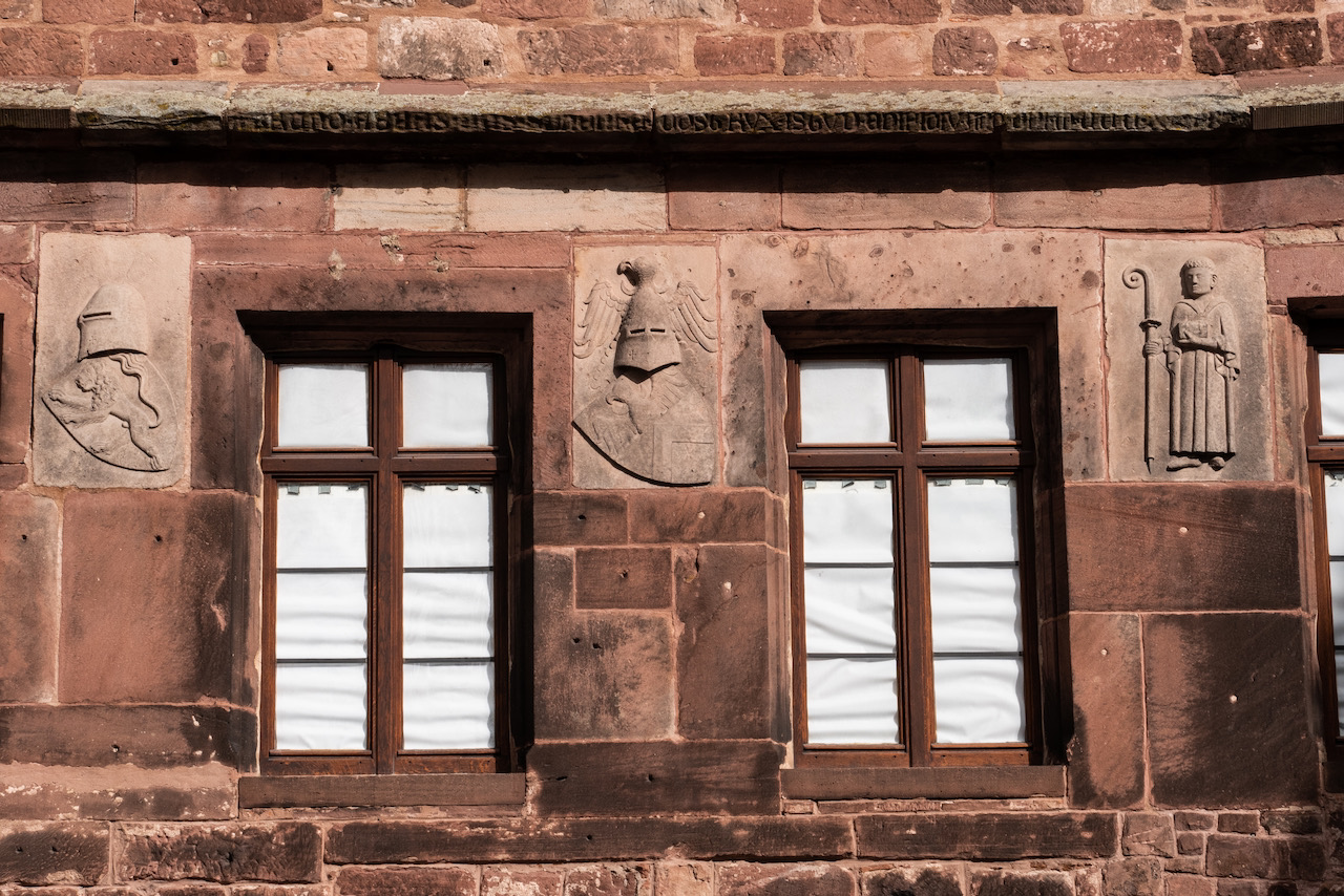 Reliefs in der Westfassade des Klosters