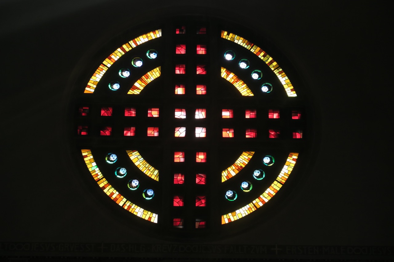 Buntglasfenster im südlichen Querschiff