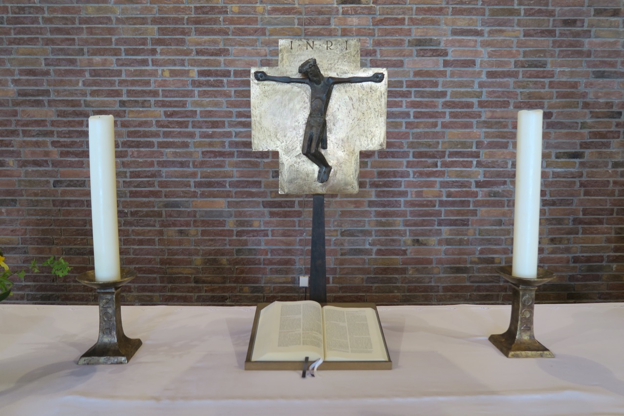 Altarkreuz und Leuchter (Karl Hemmeter, 1962)