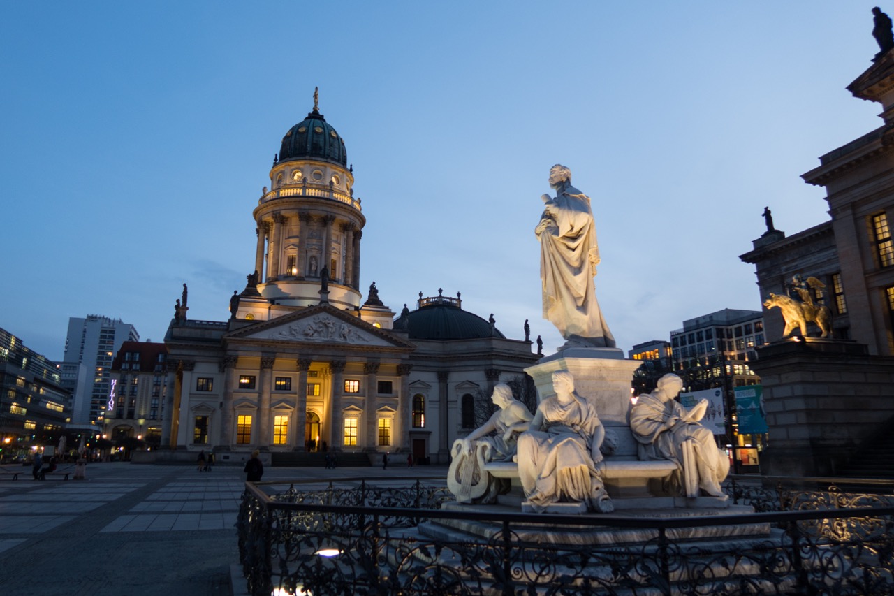 Außenansicht bei Nacht