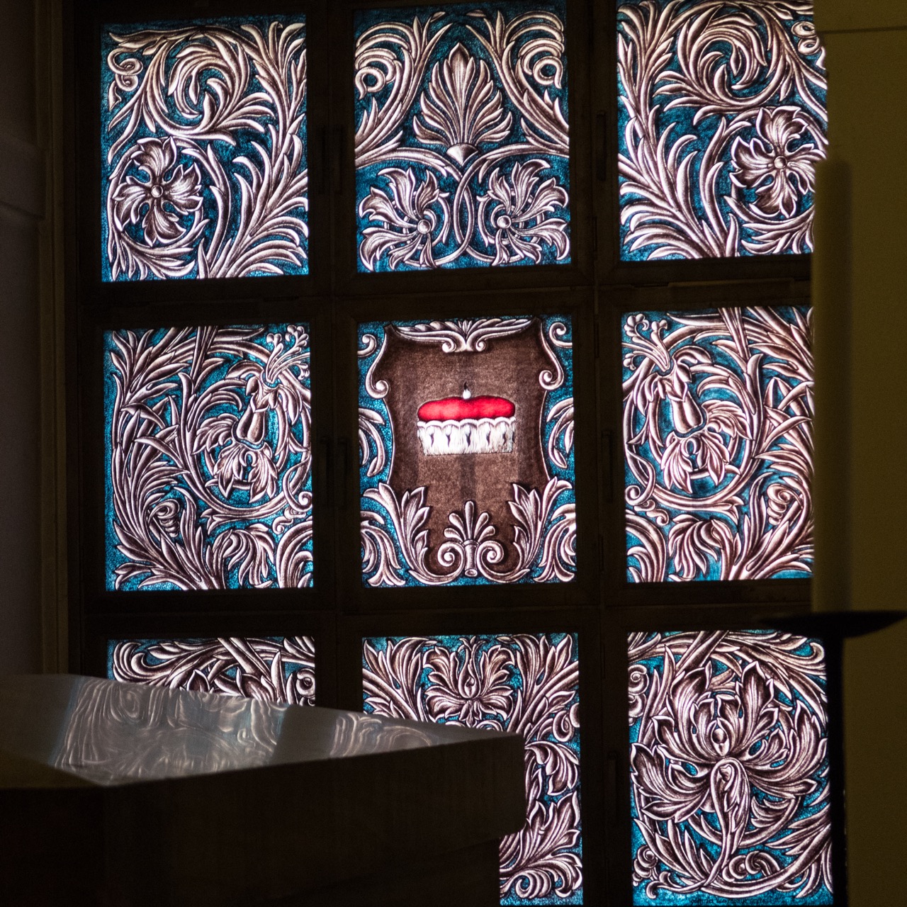 Hohenzollerngruft, Fenster hinter dem Grab des Kurfürsten Friedrich Wilhem d. Großen († 1688)