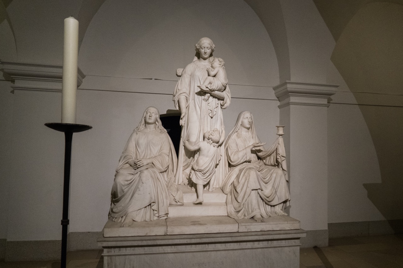 Hohenzollengruft, Skulptur der Tugenden Glaube, Liebe Hoffnung (August Kiß, 1865–1869)