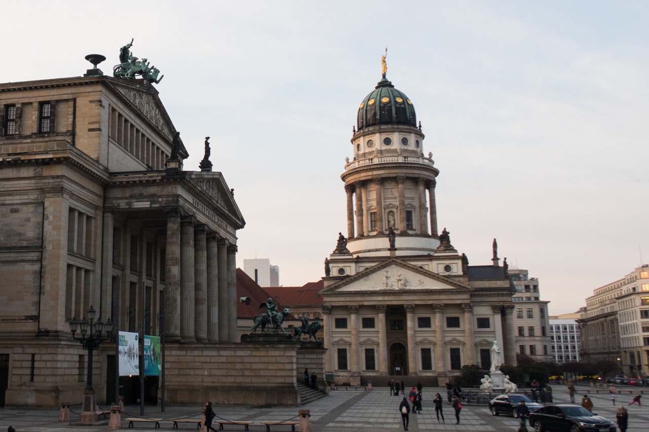 Außenansicht von Süden mit Gendarmenmarkt und Konzerthaus