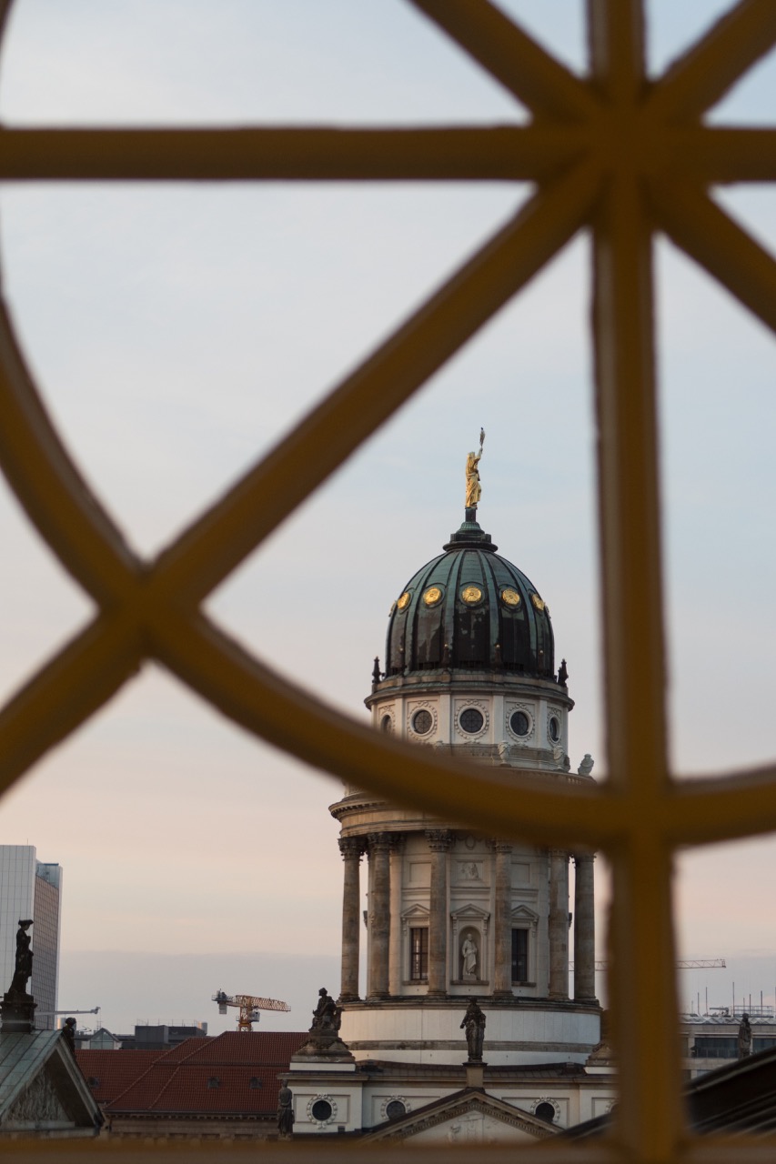 Blick auf den Turm des Französichen Doms aus dem Deutschen Dom