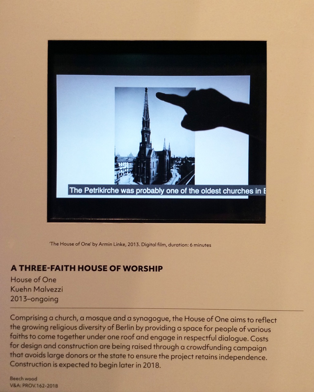 Infotafel und Video zum House of One in der Ausstellung „The Future Starts Here“ im Victoria & Albert Museum, London