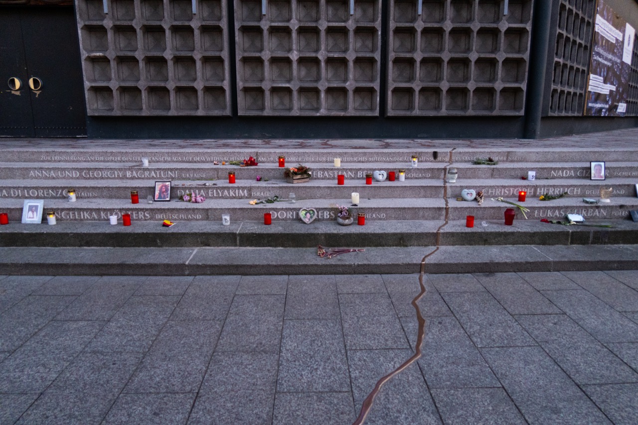 Treppenmahnmal „Goldener Riss“ zur Erinnerung an den Terroranschlag vom 19.12.2016 mit den Namen der 11 Todesopfer