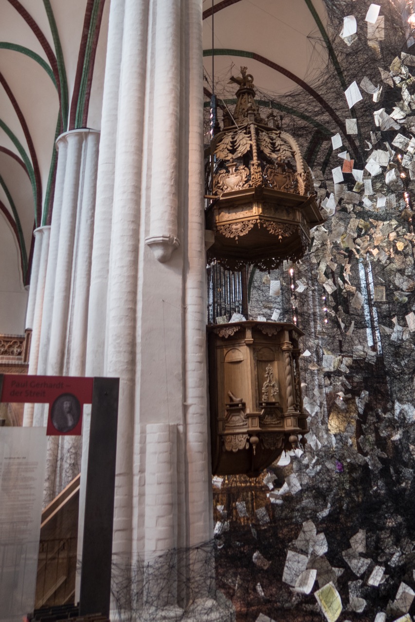 Frühbarocke Kanzel (1662) im "Knorpelstil" mit temporärer Installation "Lost words" von Chiharu Shiota, 2017