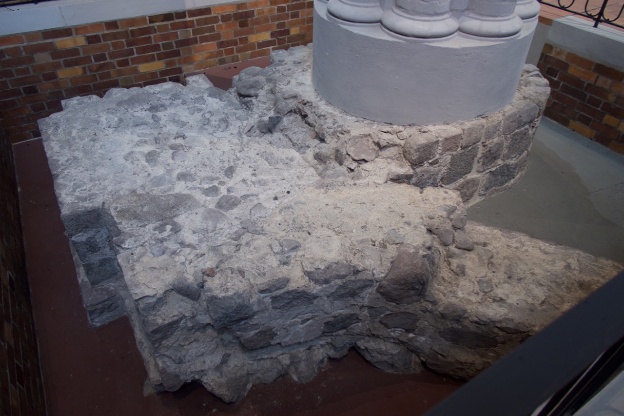 Archäologische Grabungen: Rekonstruktion des Grundrisses der ersten Pfeilerbasilika