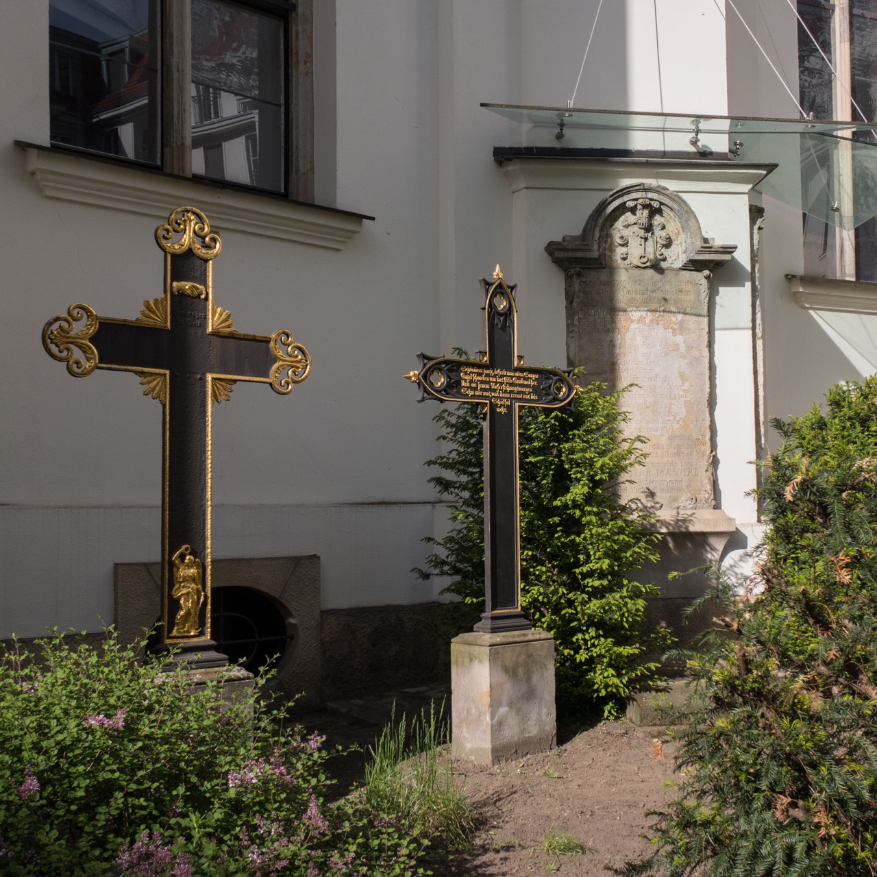 Kirchhof, Grabkreuze und Epitaph des Daniel Ernst Jablonski († 1741)
