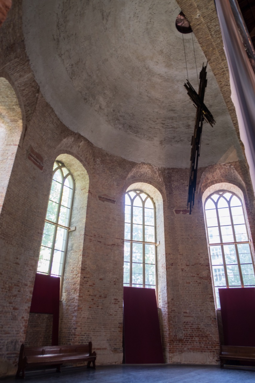 Ostkonche mit „Schrottkreuz“ (Fritz Kühn)
