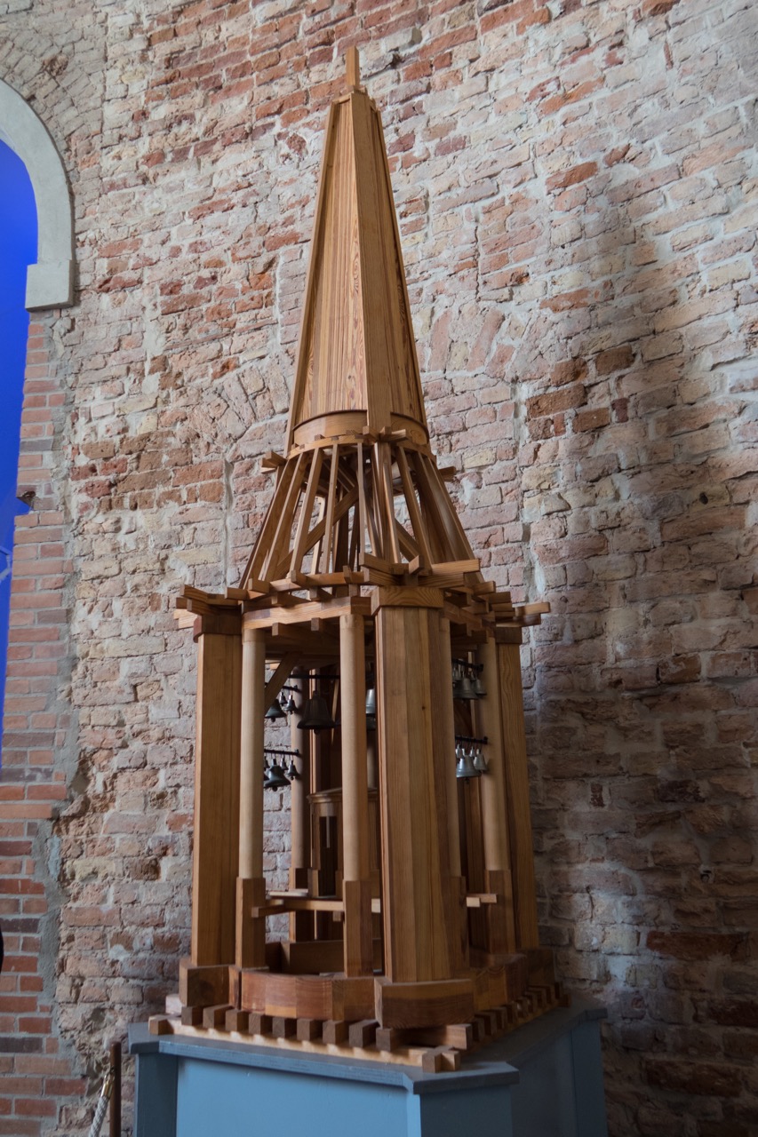 Modell der neuen Turmspitze und des Carillons