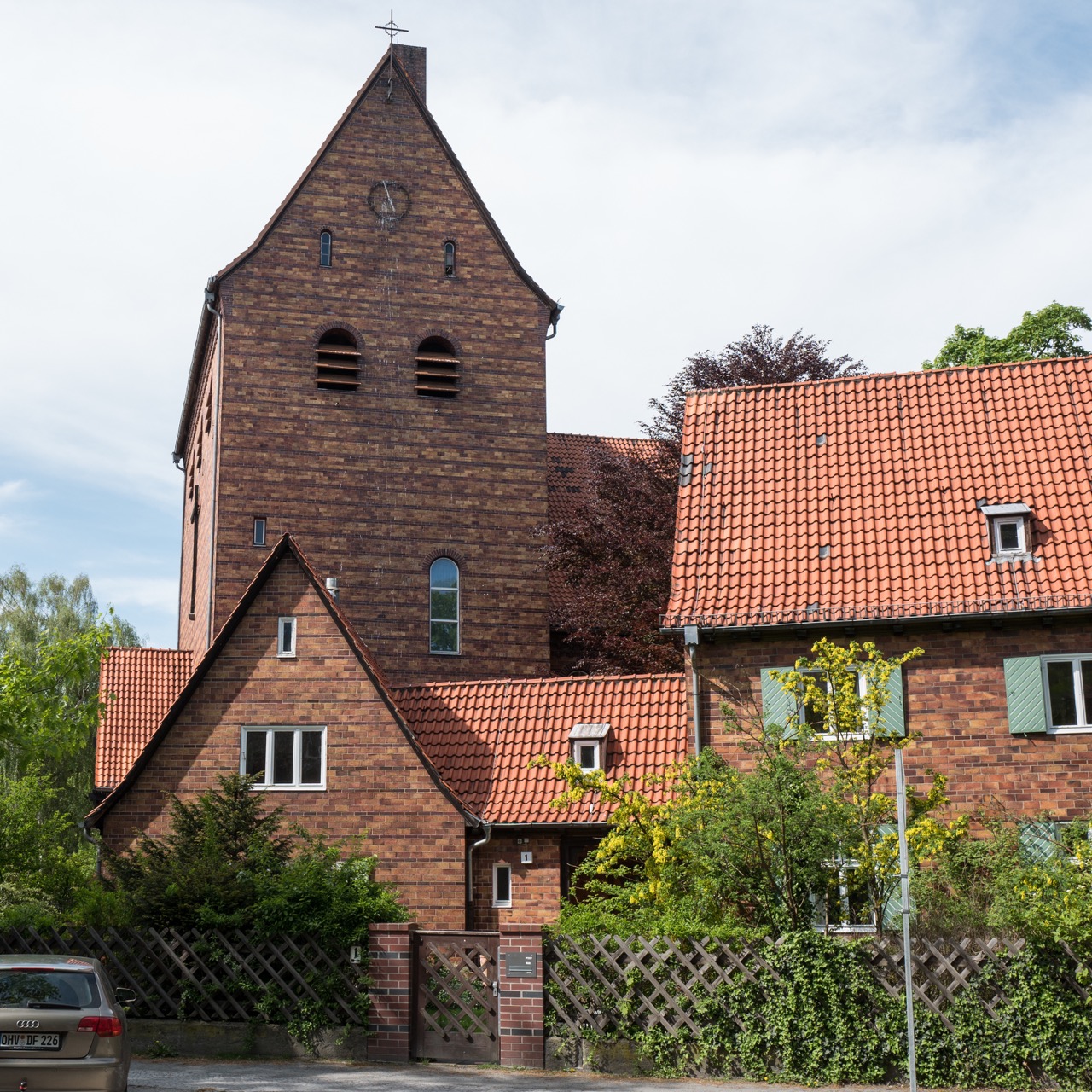 Außenansicht von Südosten mit Pfarrhaus