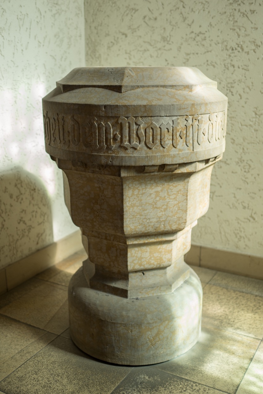 Alter Taufstein in der inneren Vorhalle