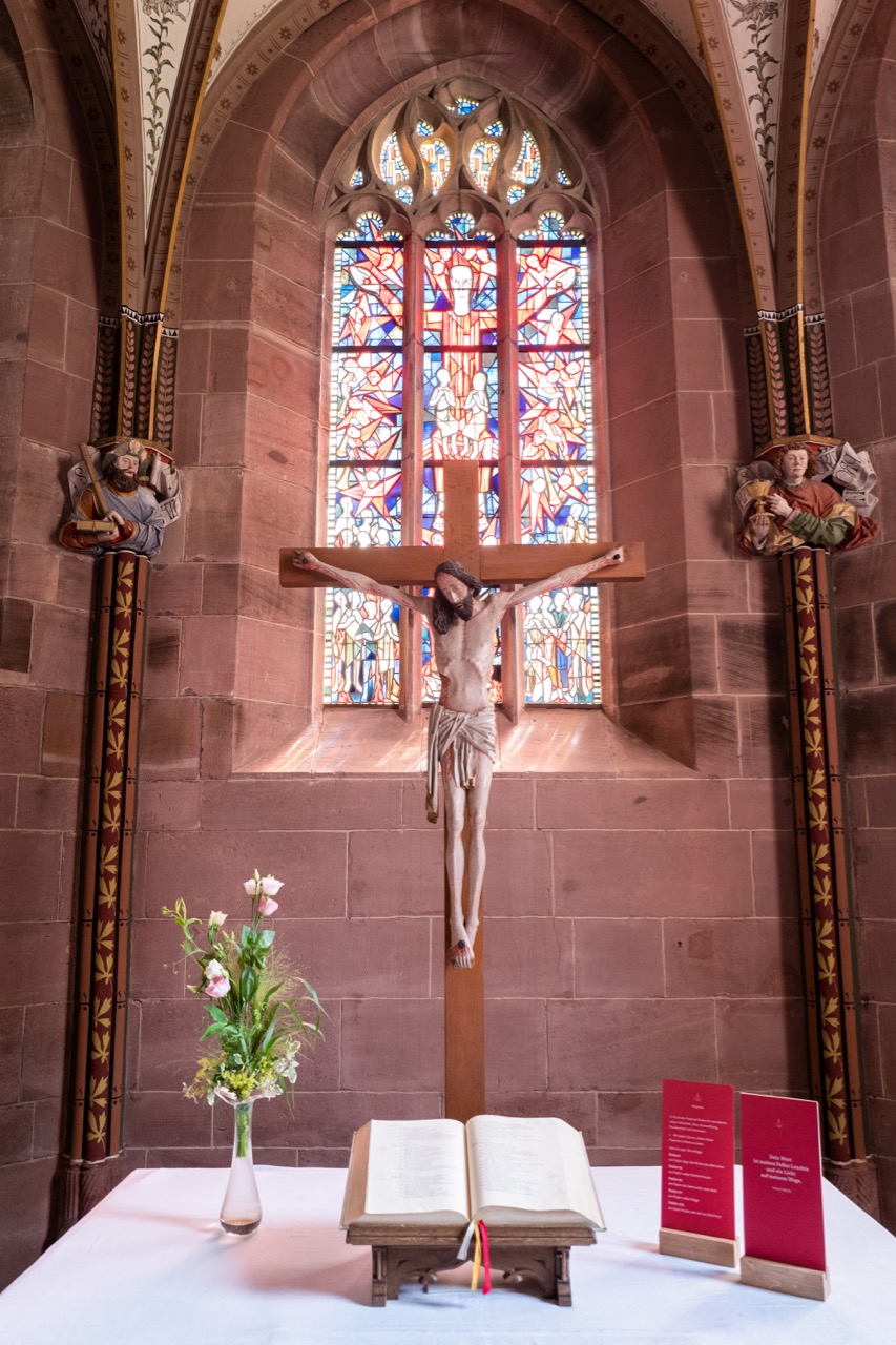 Marienkapelle, Altar und Kruzifix