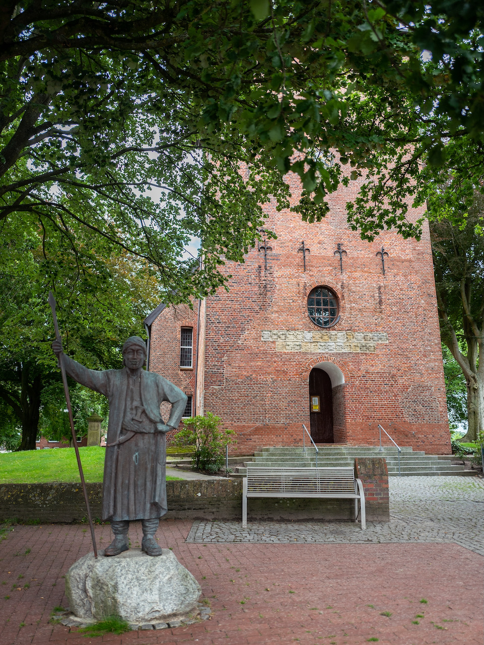 Denkmal für den 1733 in Lüdingworth geborenen Geographen und Forschungsreisenden Carsten Niebuhr