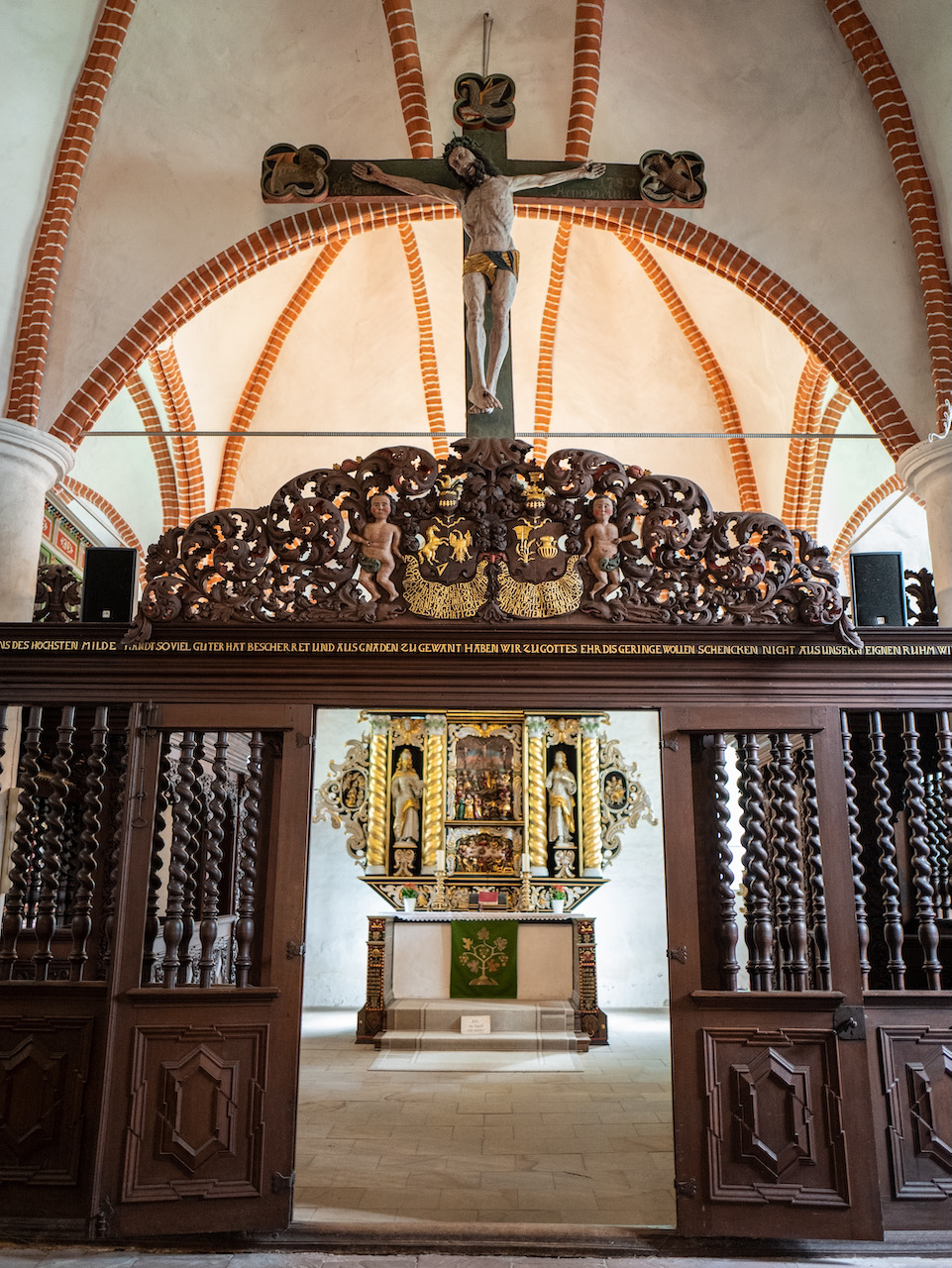 Eingang Chorraum mit Kruzifix
