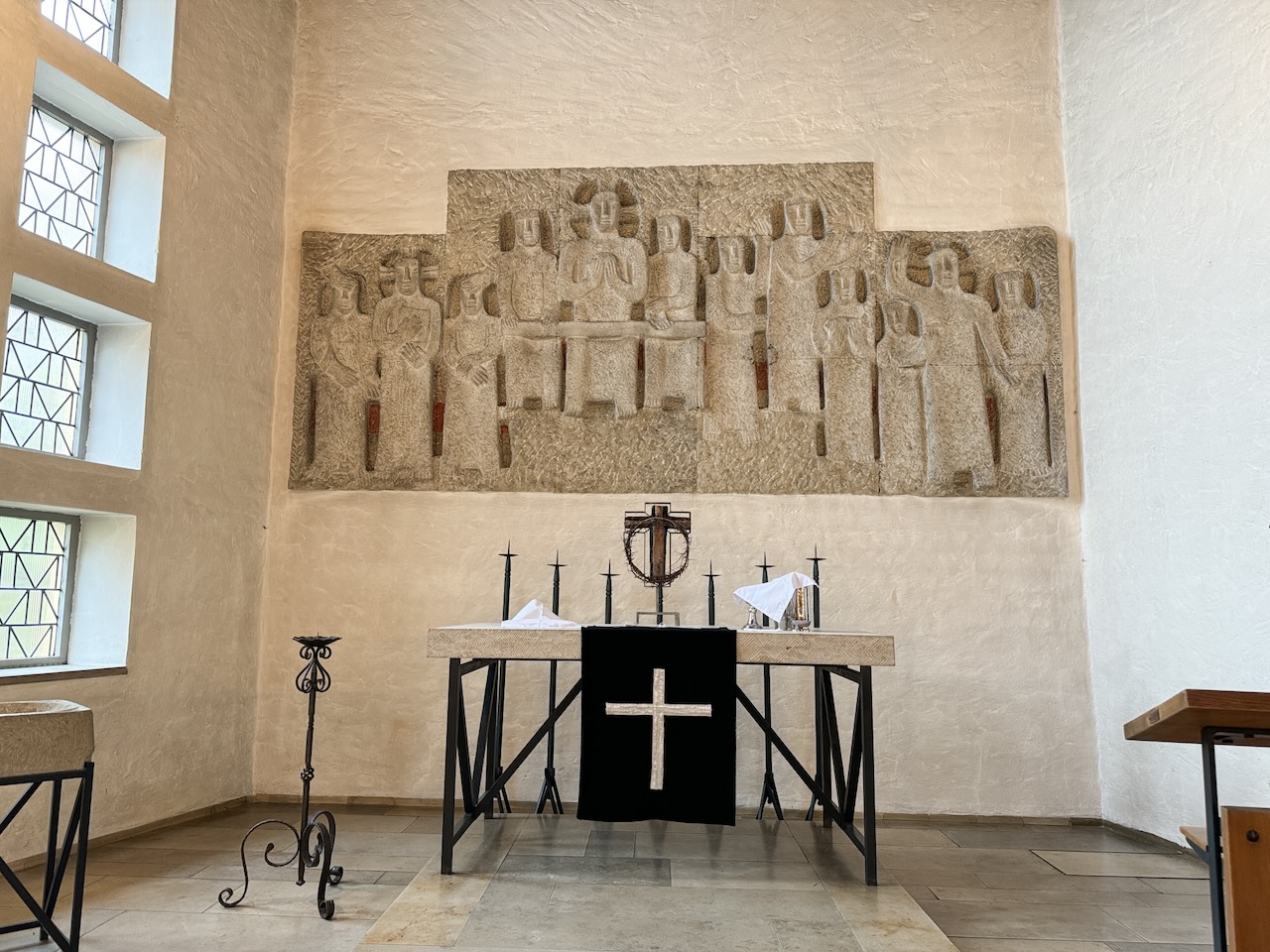 Altarraum mit Relief mit nachösterlichen Szenen