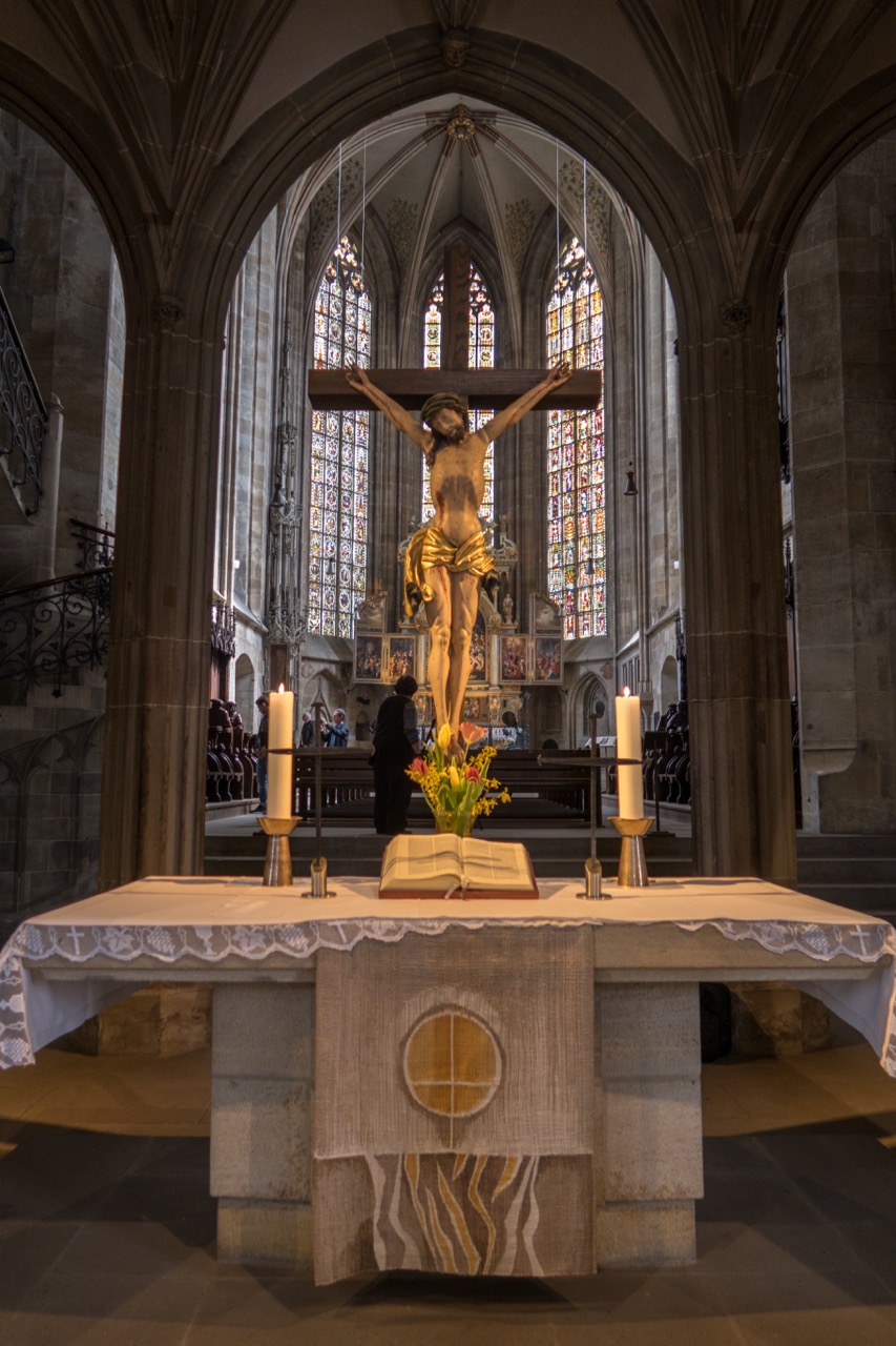 Altar mit Nagelkreuzen