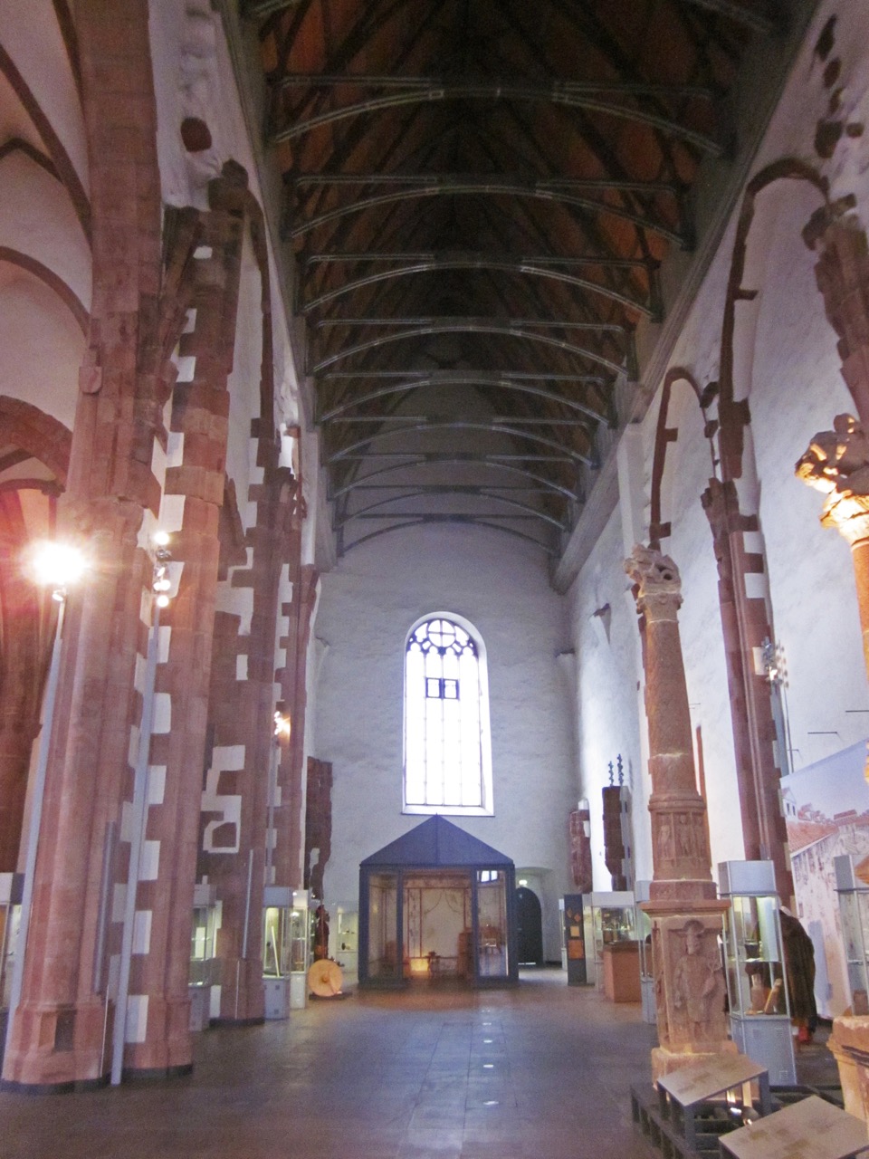 Blick durchs Langhaus zur Westseite