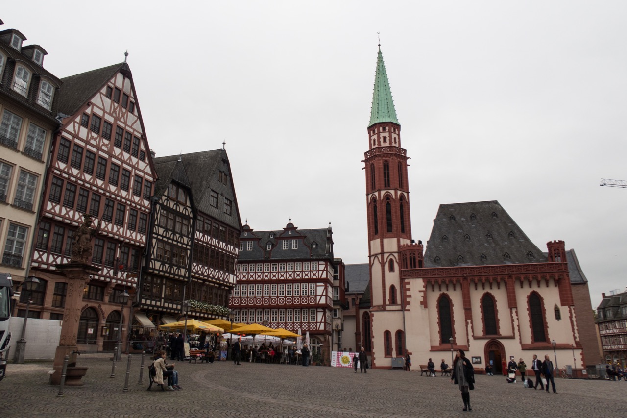 Alte Nikolaikirche, Außenansicht vom Römerberg