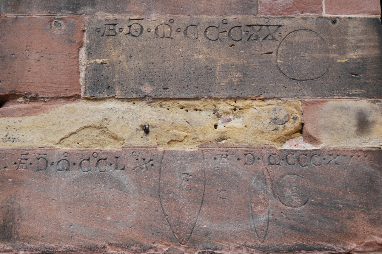 Umrisse von unterschiedlich großen Broten mit den Jahreszahlen 1270, 1317 und 1320