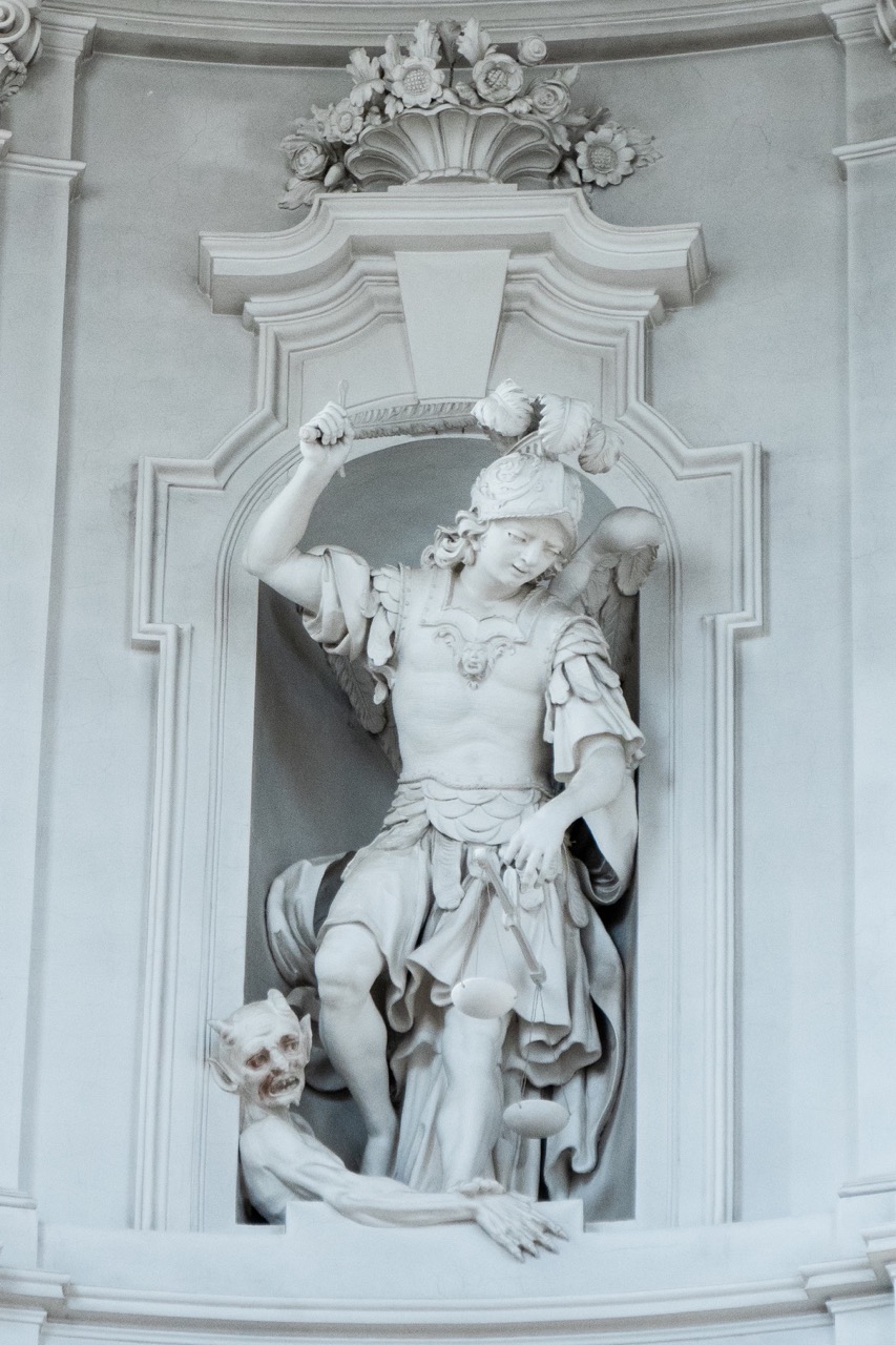 Figur des Erzengels Michael in der Laterne der Kuppel