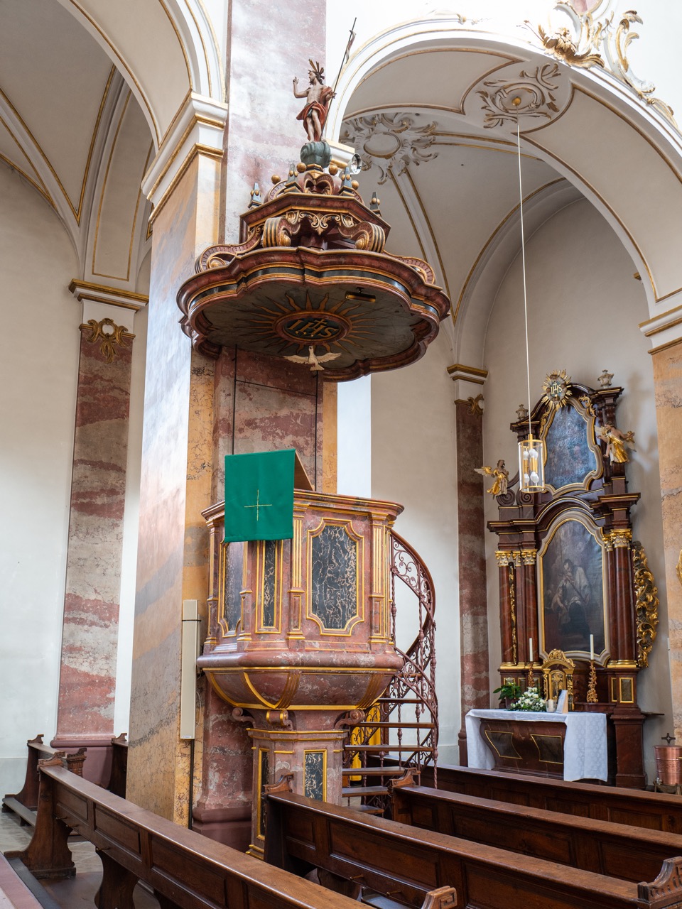 Kanzel (1889, barocker Schalldeckel aus der Vorgängerkirche)