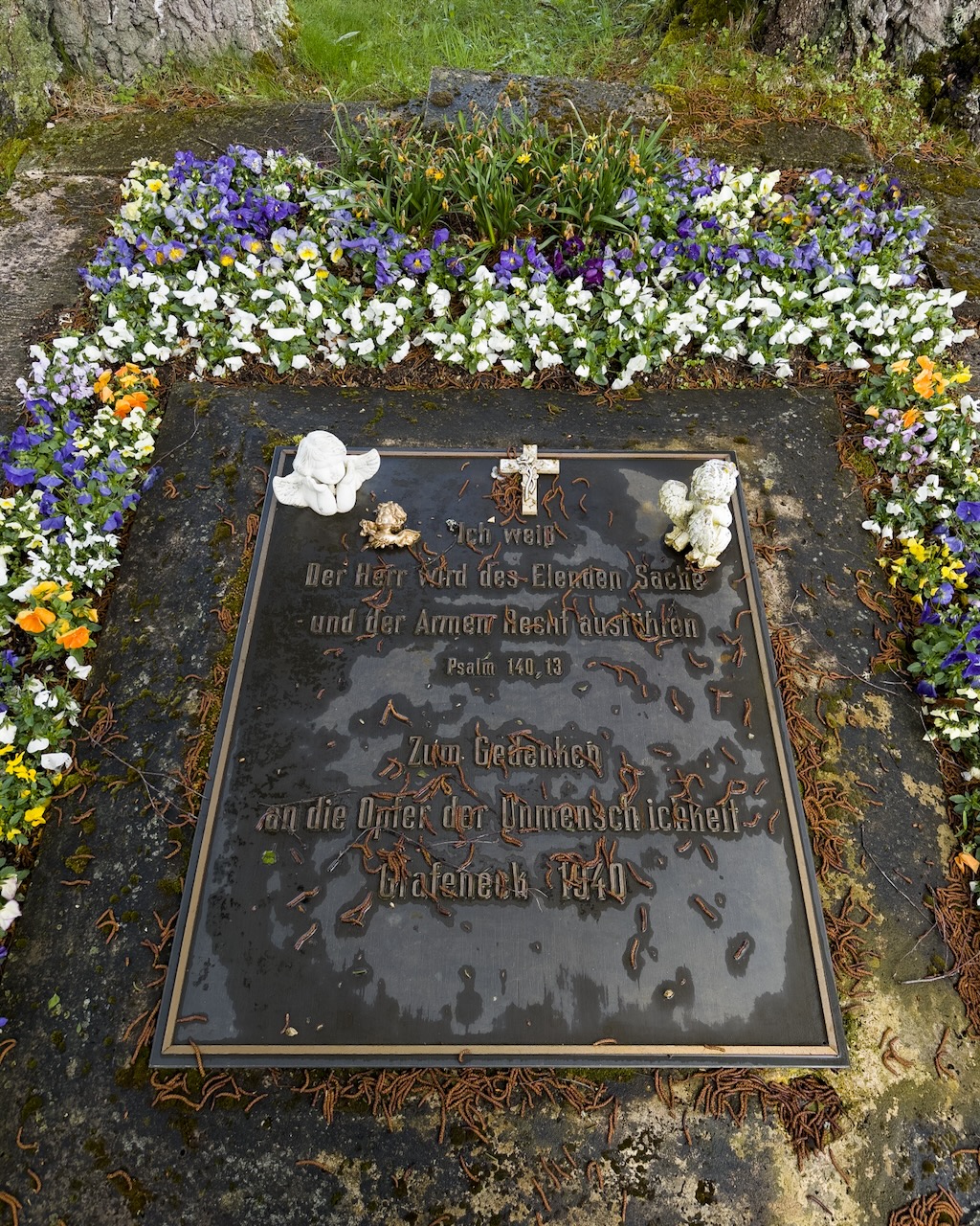 Gedenkplatte auf einem Urnengrab (1982)