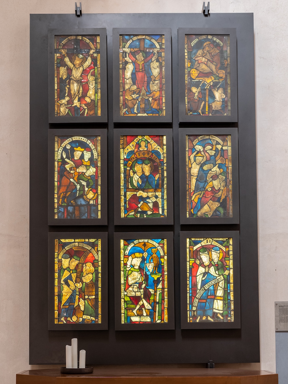 Romanischer Fensterzyklus mit Szenen aus dem Leben der Hl. Cosmas und Damian (vor 1250)